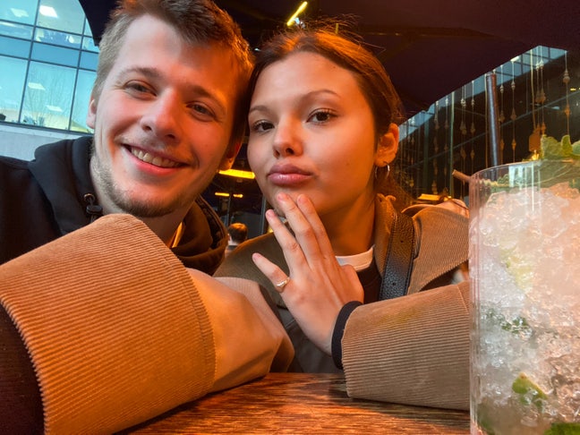 COUPLE SEEKING DOUBLE ROOM Main Photo