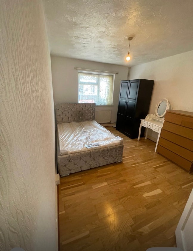 3-Bedroom Flat to Rent in Kingston KT1 2HT Main Photo