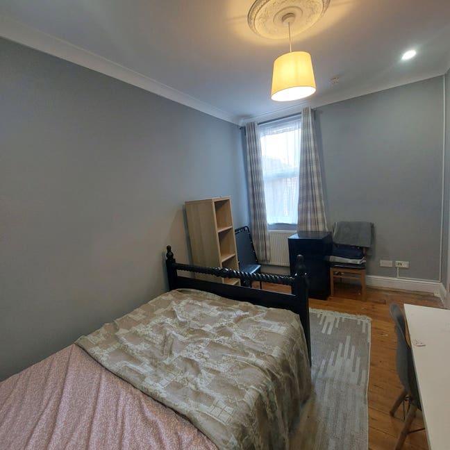 Large room in shared house in  Chatham, ME4  Main Photo