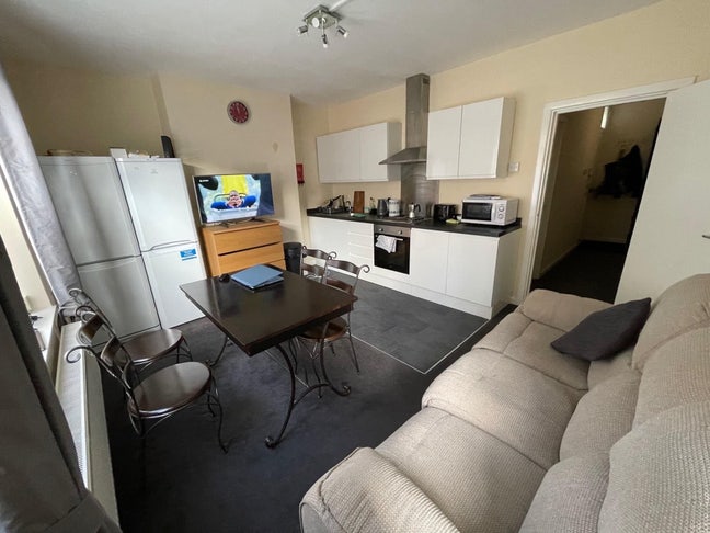 1 Small double room and 1 Large room available Main Photo