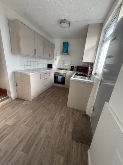 Spacious 6 Bedroom Family Home to let Fallowfield Main Photo