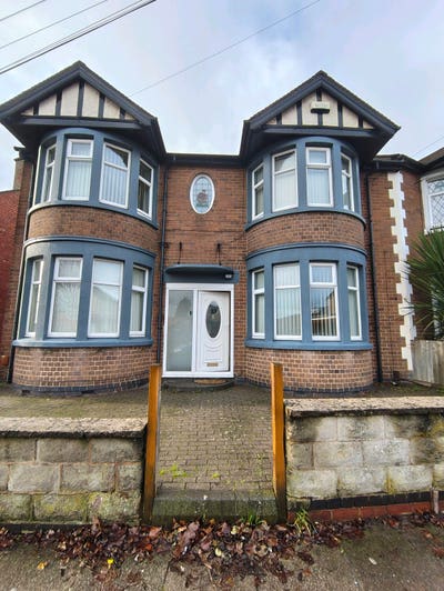 En-suite room available in CV2 4LF Main Photo