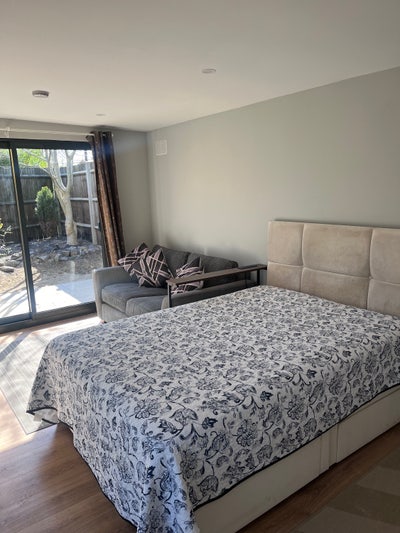 Newley renovated very large private en-suite room  Main Photo