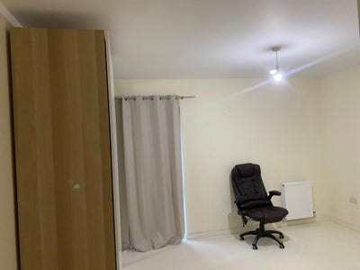 A double bedroom (en-suite ) to be rent in E14 are Main Photo