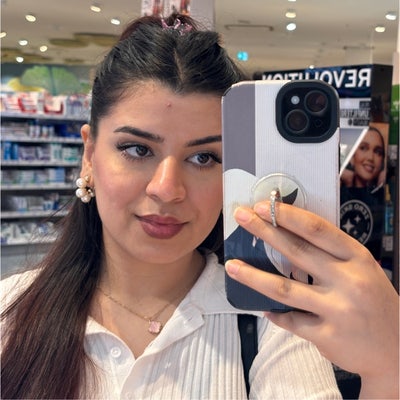 A professional female looking for a room  Main Photo