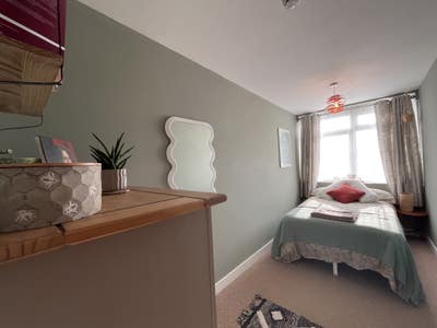 Small double in modern sea view apartment  Main Photo