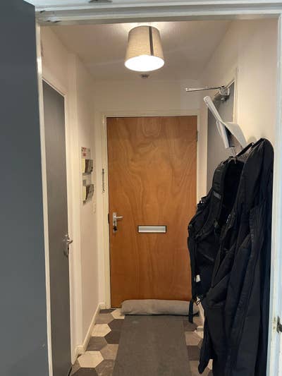 Spare room in spacious 2 bed flat  Main Photo