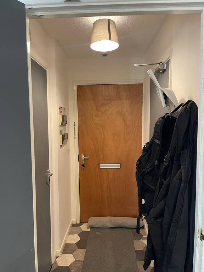 Spare room in spacious 2 bed flat  Main Photo