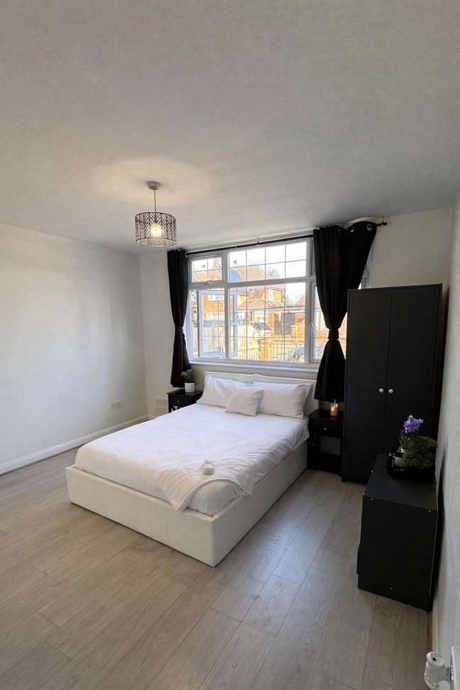 🛁 XL ensuite · Bathroom to yourself · N9 9TT Main Photo