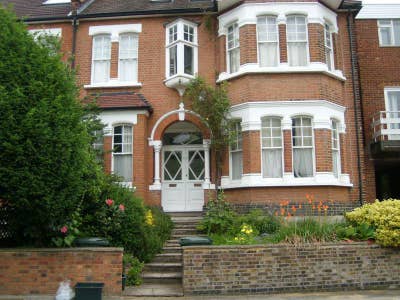 Split-Level Room in Ealing Common Garden Flat Main Photo
