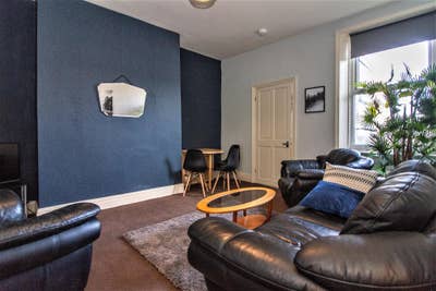 One room in a 3 bedroom flat Main Photo