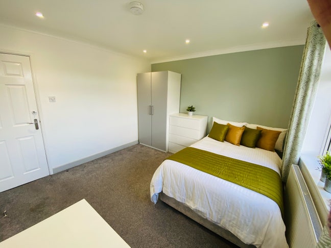 Amazing Room with off Road Parking Main Photo