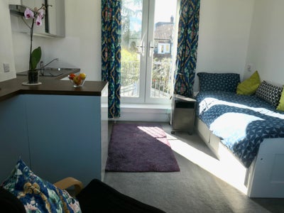 A Sunny Double  Room, Minutes from Acton Central Main Photo