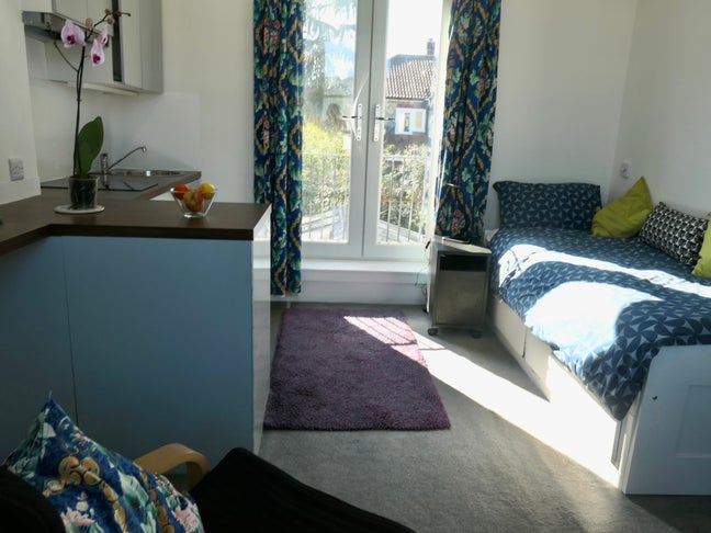 A Sunny Double  Room, Minutes from Acton Central Main Photo