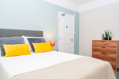 Want your own shower & to be near a train station? Main Photo