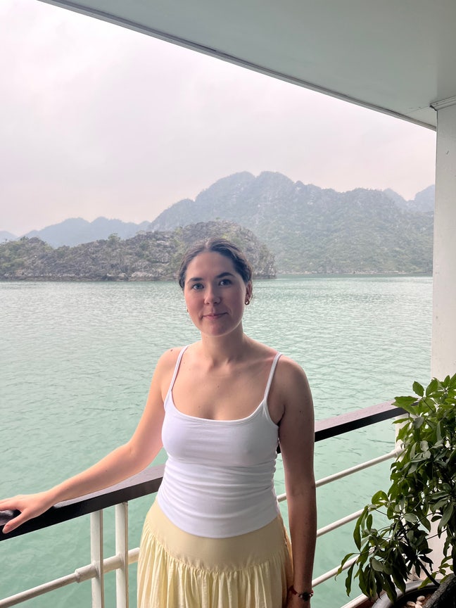 Professional Female (23) looking for a flatshare  Main Photo