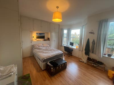 Large Double Room in Queen's Park  Main Photo