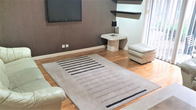 Ensuite Room Available in Canary Wharf Flat Main Photo