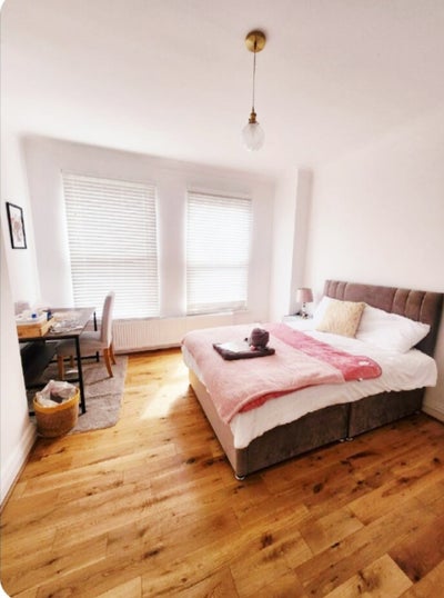 A bright and spacious furnished double bedroom Main Photo