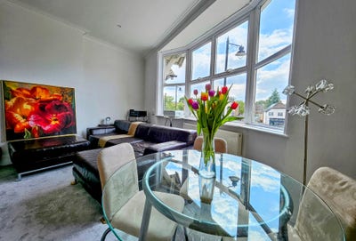 Double room in spacious flat for rent in Cobham Main Photo