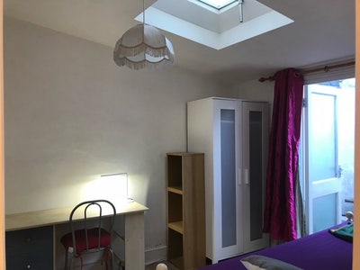 Single room for female, short or long term. Main Photo