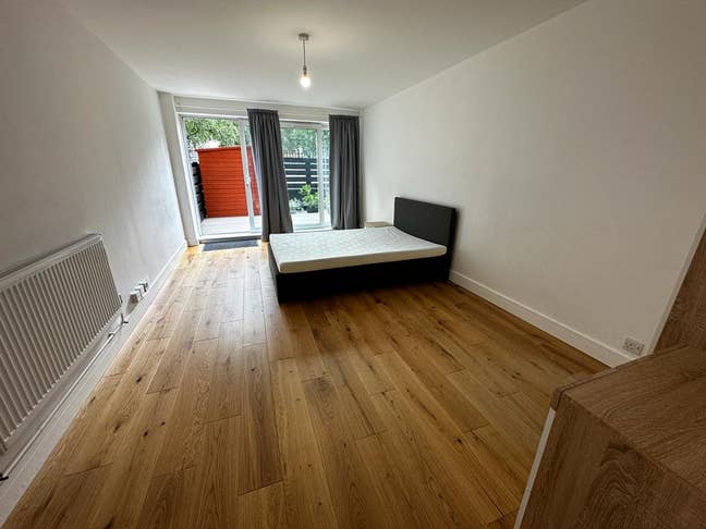 4 Doubles Available in 5 Bed House | Mile End Main Photo