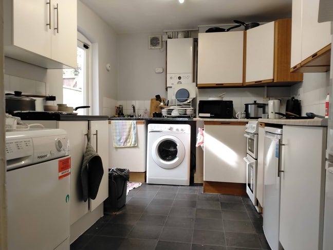 Nice room available in St Clements from May Main Photo