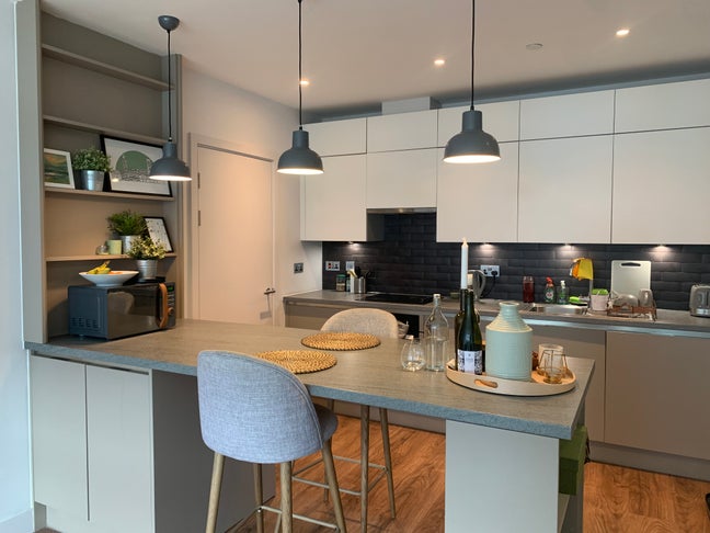 Stunning double room in modern waterside flat  Main Photo