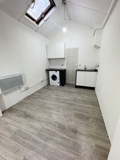 Studio Flat (To Let) in Finchley Central (N3) Main Photo