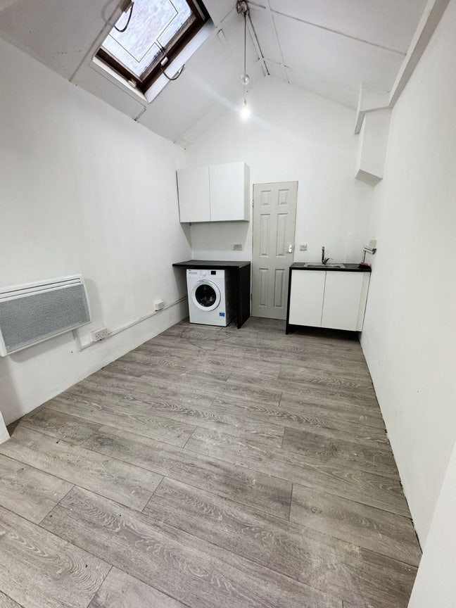 Studio Flat (To Let) in Finchley Central (N3) Main Photo