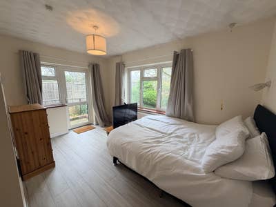 Large double room with en-suite Main Photo