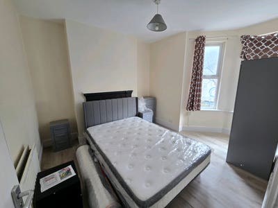 Spacious Double Room 🏥🏥 - King's STAFF Main Photo