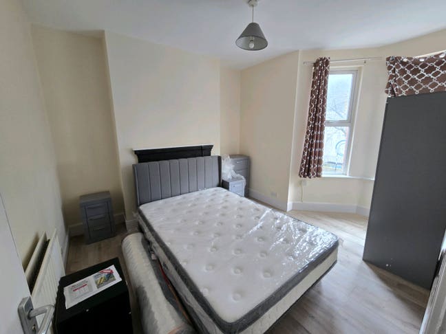 Spacious Double Room 🏥🏥 - King's STAFF Main Photo