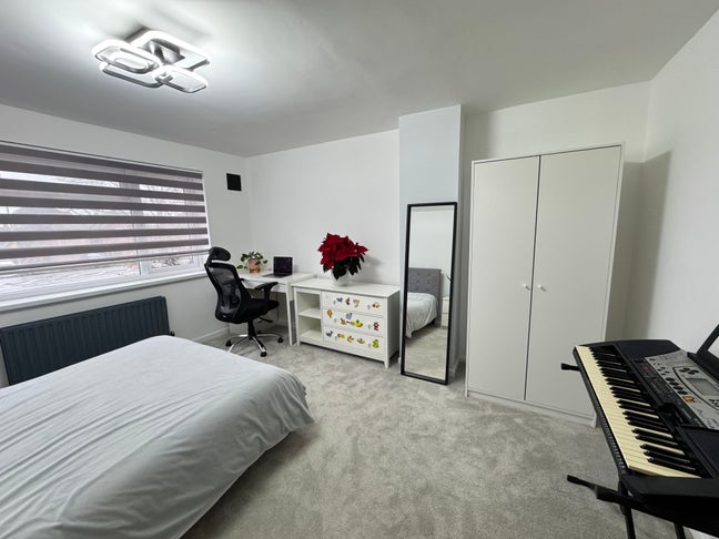 Large Double Room | Newly Renovated | Bills Inc Main Photo