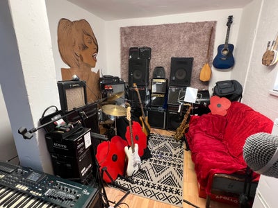 Music studio with basic live-in Main Photo