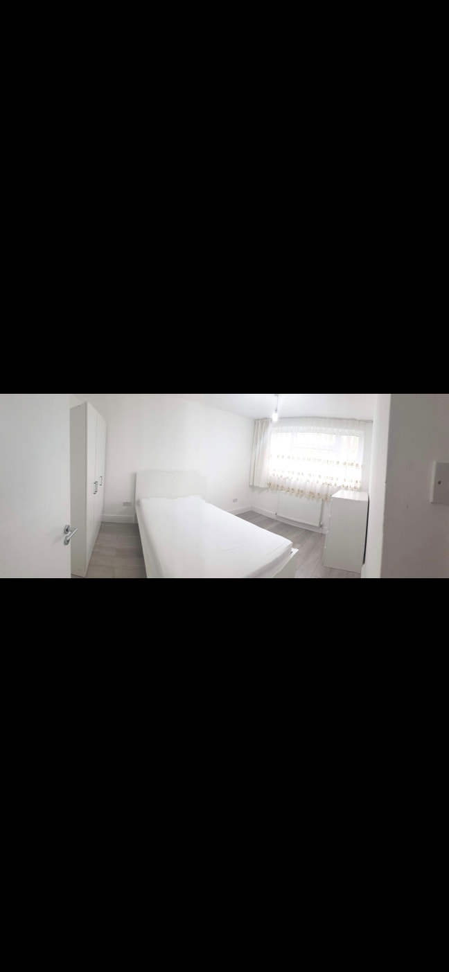 Available Room 2 week deposit Main Photo