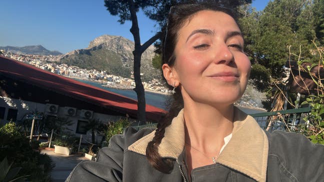 I am a professional female aged 28. I am look... Main Photo