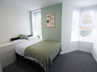 Beautiful new rooms opposite park Main Photo