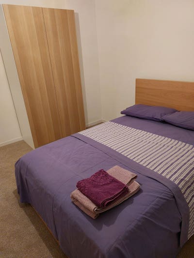 Spacious 1 Dble room in a 3 bed semi- quiet area Main Photo
