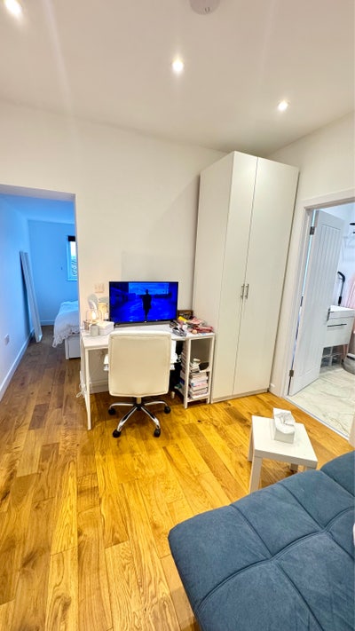 Spacious en- suite double room + small lounge . Main Photo