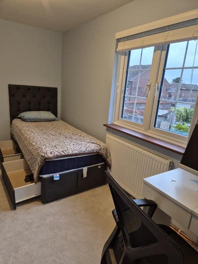 Furnished bedroom available for rent Main Photo