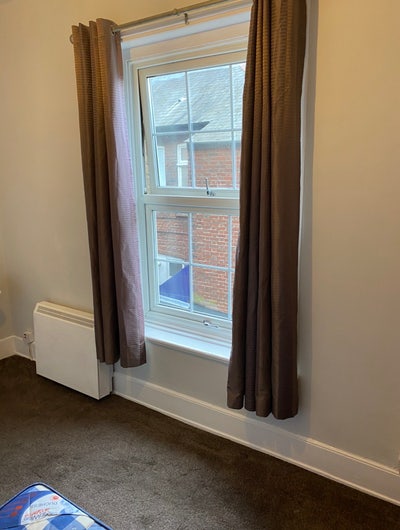 Large Room in Superb Location Just off High Street Main Photo