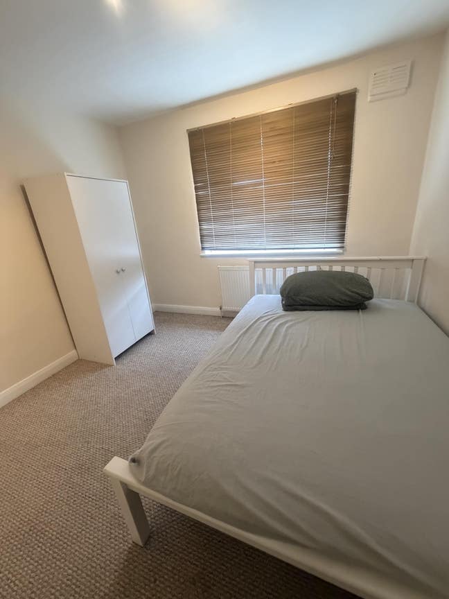 Spacious Double Bedroom in a 2 Bedroom Home Main Photo