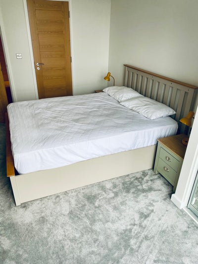 En-suite in large New 2 Bed Apartment Ealing  Main Photo