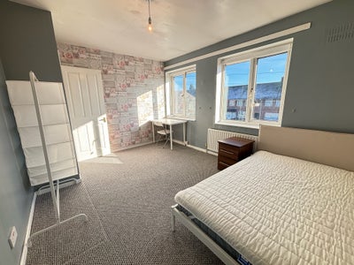 Low Deposit Option! Huge Double Room in B26! Main Photo