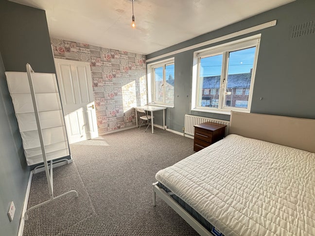 Low Deposit Option! Huge Double Room in B26! Main Photo