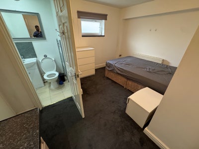 Ensuite double room with kitchenette in central MK Main Photo