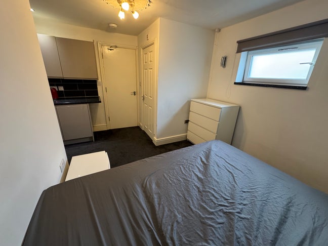 Ensuite double room with kitchenette in central MK Main Photo