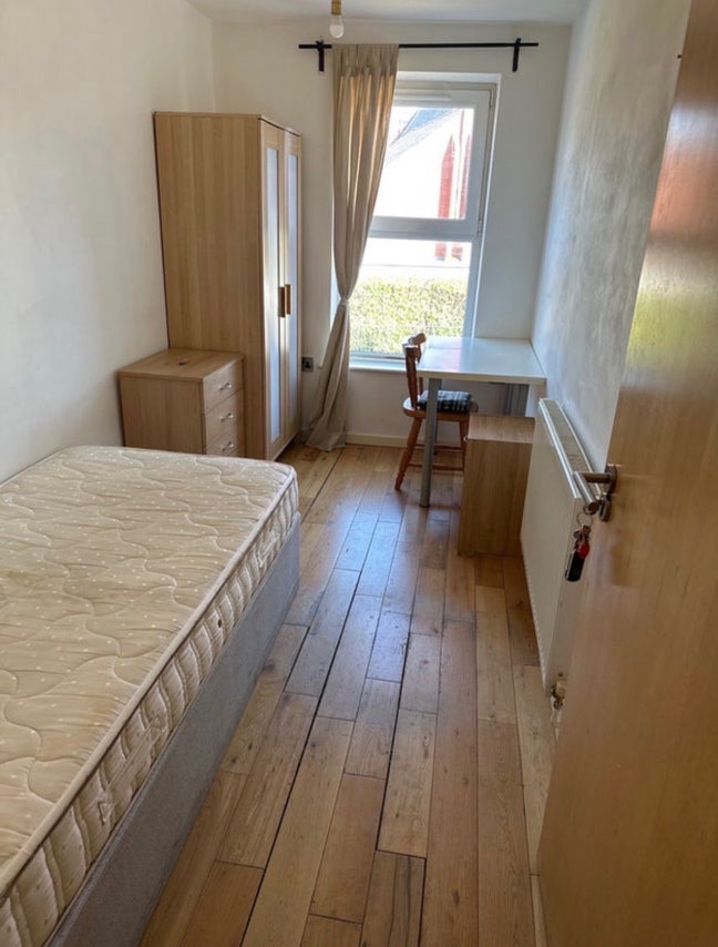 Single Room including bills in M13 Main Photo