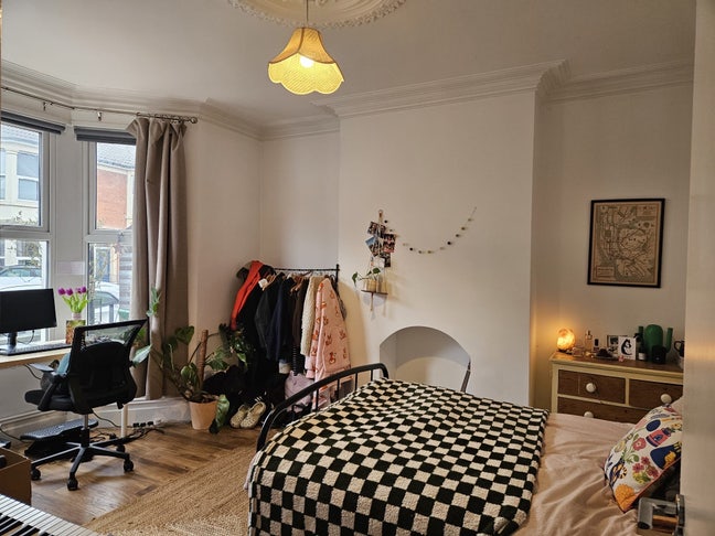 Large room available in Southville  Main Photo